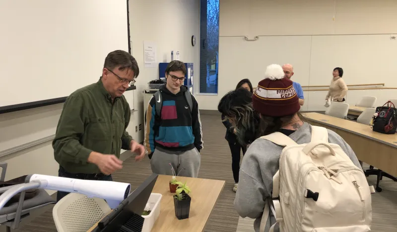 Paul Melchior working with students at his lecture series
