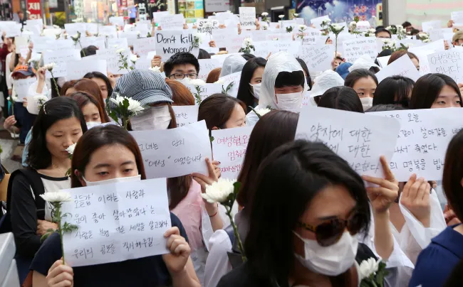 A picture of South Korean public mourns the loss of Gangnam Station’s murder victim